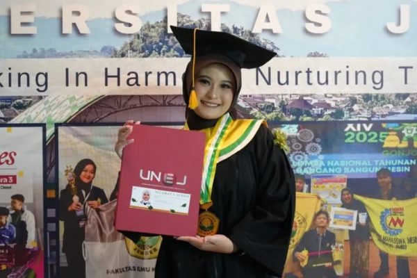 Nadiya Ayu Sekar Kinari saat diwisuda di Gedung Auditorium Unej