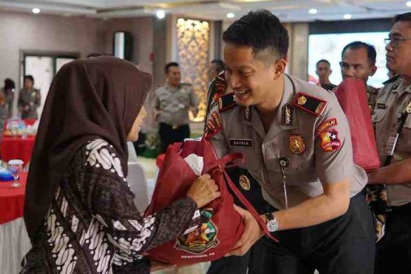 Serdik Sespimma Lemdiklat Polri, Satria Anggara, saat menyerahkan Sembako